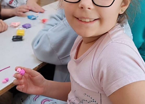 uczniowie tworzą biżuterię