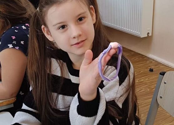 uczniowie tworzą biżuterię