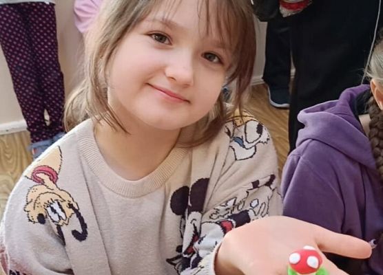 uczniowie tworzą biżuterię