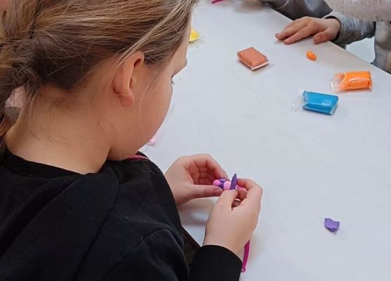 uczniowie tworzą biżuterię