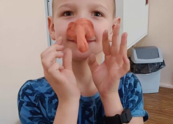 uczniowie tworzą biżuterię