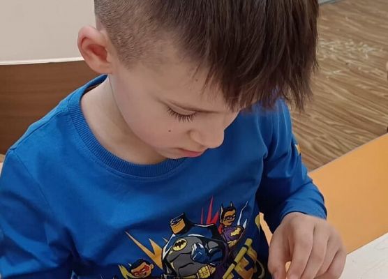 uczniowie tworzą biżuterię