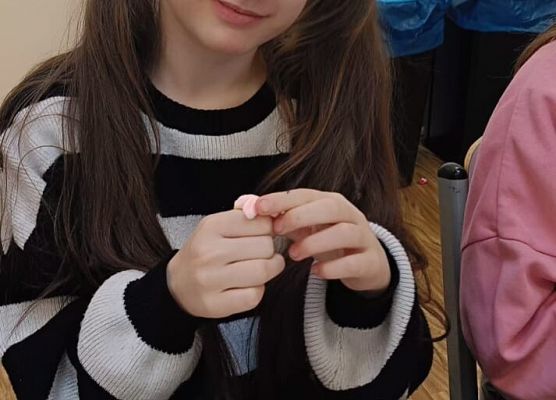 uczniowie tworzą biżuterię