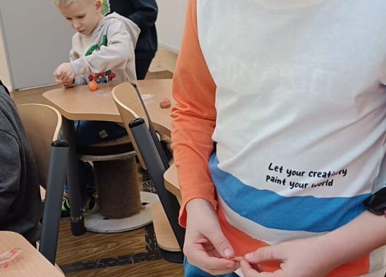 uczniowie tworzą biżuterię