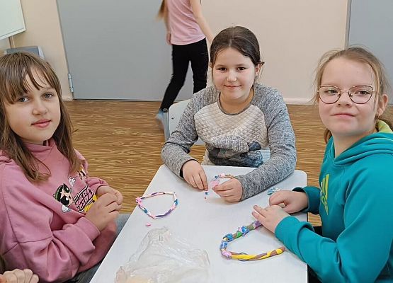 uczniowie tworzą biżuterię