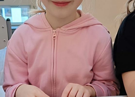 uczniowie tworzą biżuterię