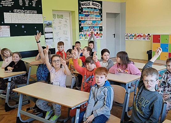 uczniowie podczas zabawy