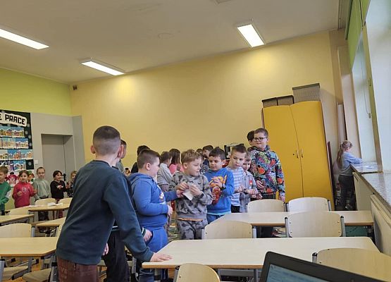 uczniowie podczas zabawy