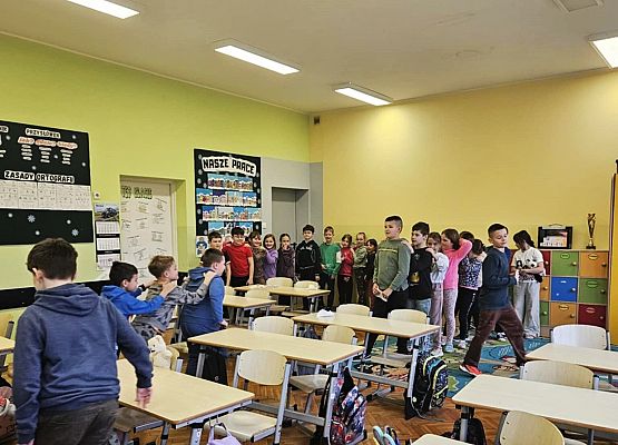 uczniowie podczas zabawy