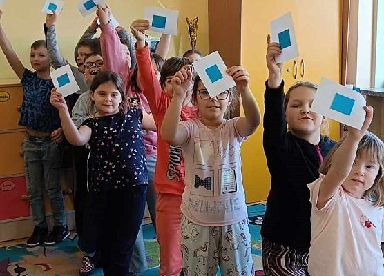 uczniowie podczas zabawy