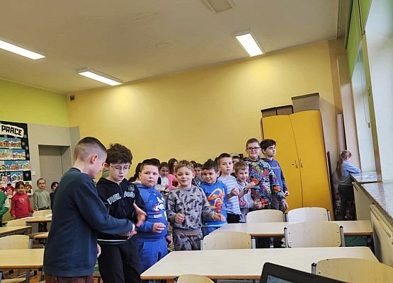 uczniowie podczas zabawy