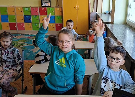 uczniowie podczas zabawy