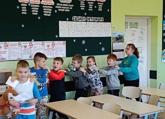 uczniowie podczas zabawy