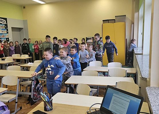 uczniowie podczas zabawy