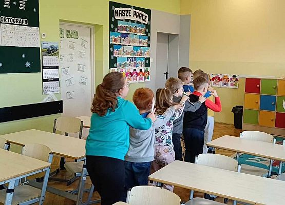 uczniowie podczas zabawy