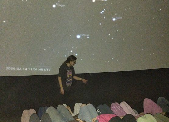 uczniowie oglądają pokaz multimedialny