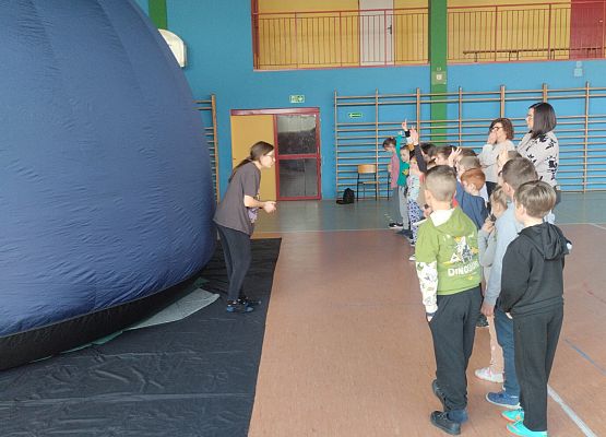 uczniowie wchodzą do planetarium