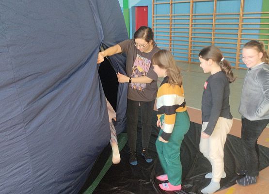 uczniowie wchodzą do planetarium