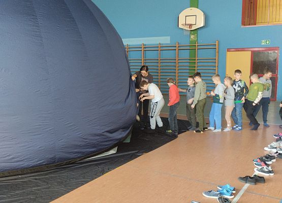 uczniowie wchodzą do planetarium