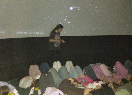 uczniowie oglądają pokaz pokaz multimedialny