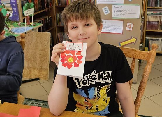 uczniowie wykonują walentynki