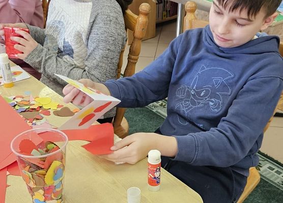 uczniowie wykonują walentynki