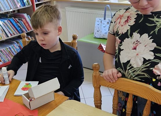 uczniowie wykonują walentynki