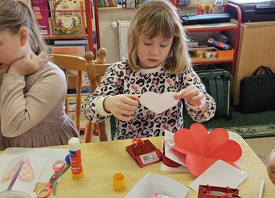 uczniowie wykonują walentynki