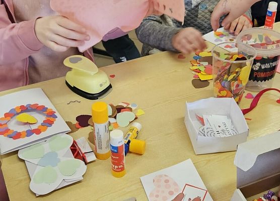 uczniowie wykonują walentynki