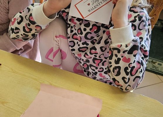 uczniowie wykonują walentynki