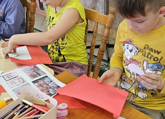 uczniowie wykonują walentynki