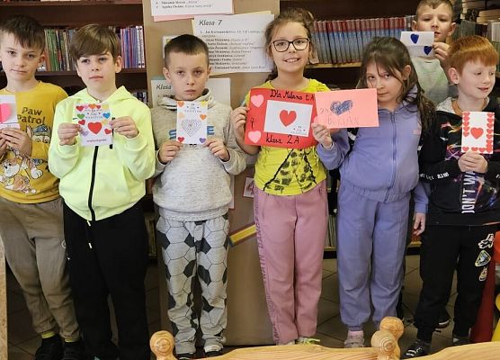 uczniowie prezentują  swoje pracy