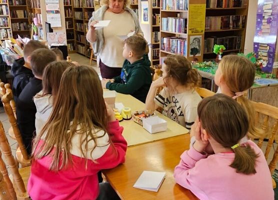 uczniowie wykonują walentynki