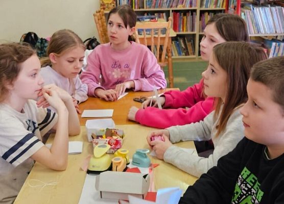 uczniowie wykonują walentynki