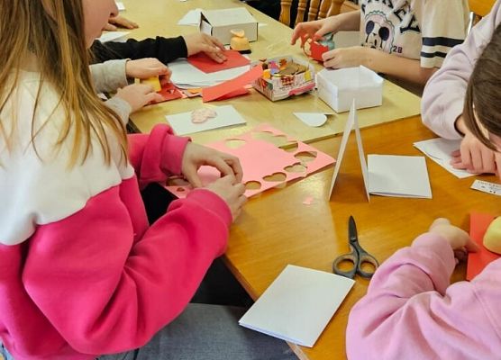 uczniowie wykonują walentynki