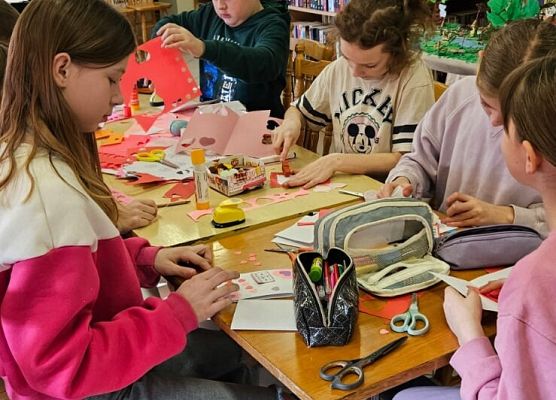 uczniowie wykonują walentynki