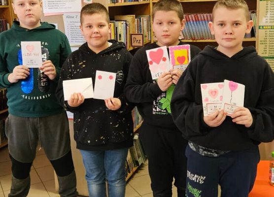 uczniowie prezentują swoje prace