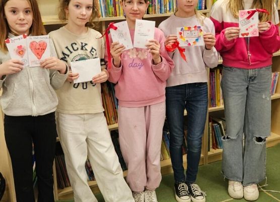 dziewczyny prezentują swoje prace