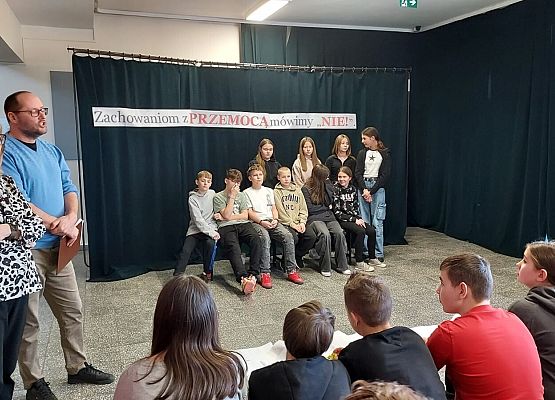 uczniowie grają w spektaklu