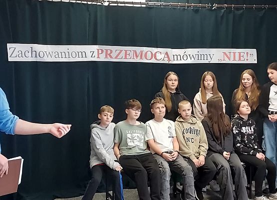 uczniowie grają w spektaklu