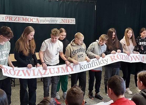 uczniowie grają w spektaklu