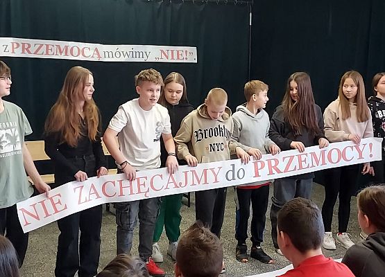 uczniowie grają w spektaklu