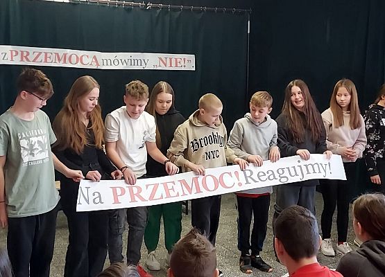 uczniowie grają w spektaklu