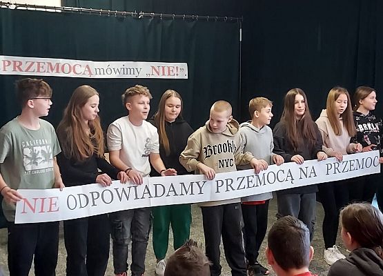 uczniowie grają w spektaklu