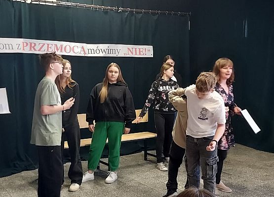 uczniowie grają w spektaklu