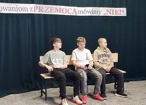 uczniowie grają w spektaklu