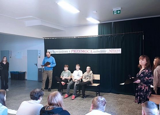 uczniowie grają w spektaklu