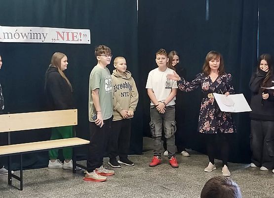 uczniowie grają w spektaklu