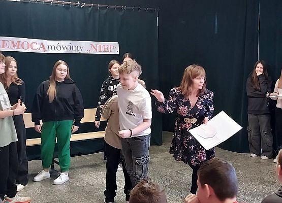 uczniowie grają w spektaklu