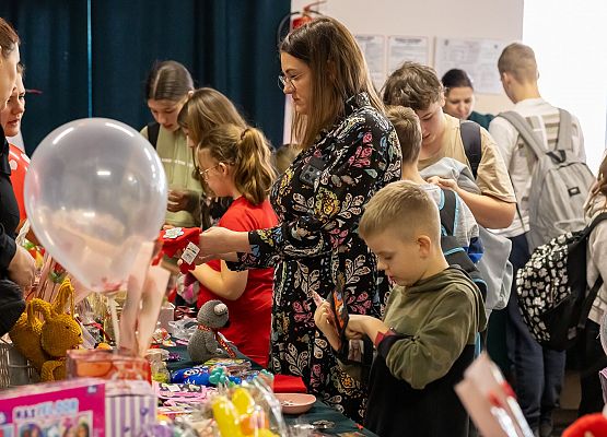 uczestnicy kiermaszu